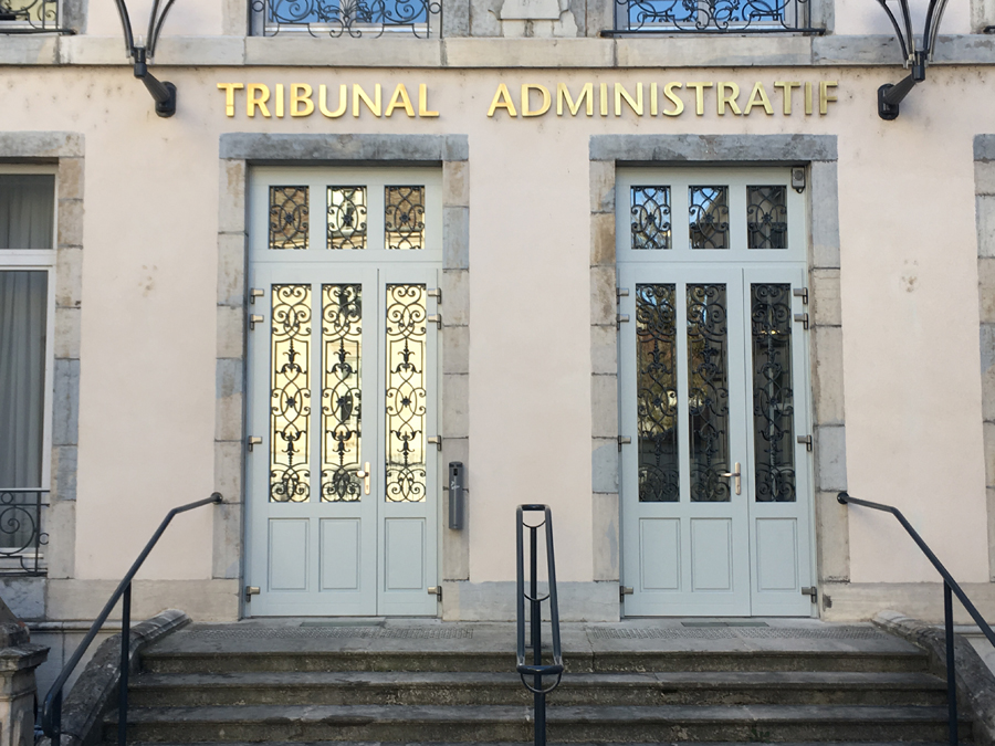 Tribunal administratif de Besançon . Fabrication à l'identique des anciennes portes