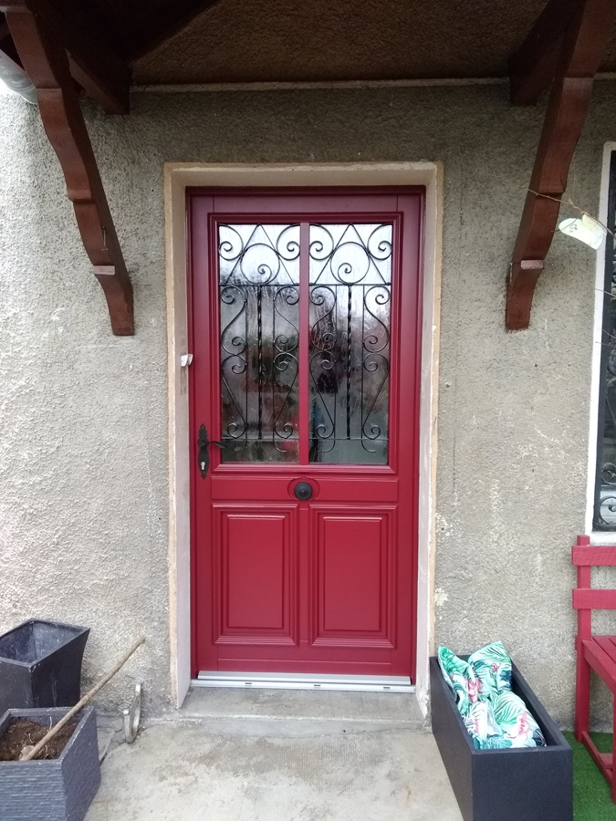 Porte sur mesure avec grilles récupérées